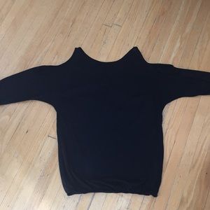 Black cold shoulder top M.